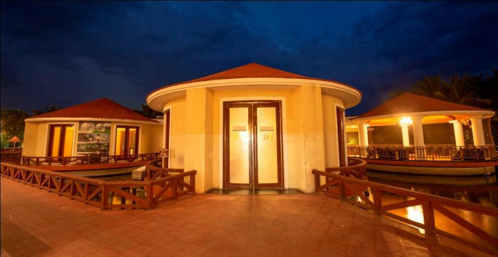 Ocean Spray Hotel Kalapettai Exterior photo